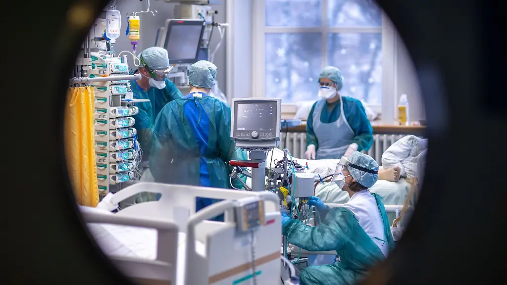 Aerzte-und-Pflegekraefte-betreuen-einen-Patienten-auf-einer-Intensivstation-Den-staerksten-Zuwachs-an-Personal-im-Oeffentlichen-Dienst-gab-es-nicht-zuletzt-wegen-der-Corona-Pandemie-im-Gesundheitswesen