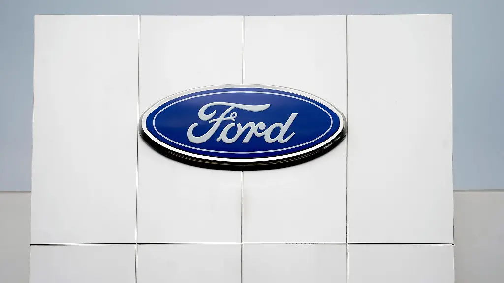 Ein-Ford-Logo-ist-auf-einer-Beschilderung-zu-sehen