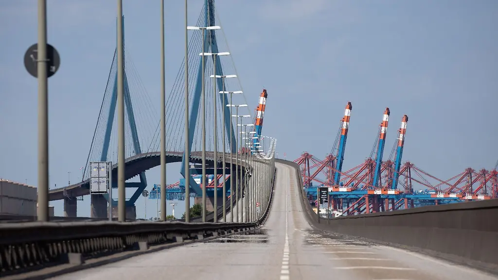 Ohne-Verkehr-ist-die-Koehlbrandbruecke-zu-sehen