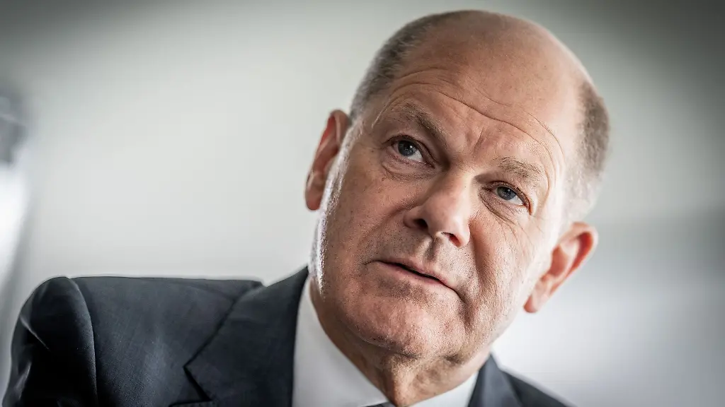 Bundeskanzler-Olaf-Scholz-SPD-aufgenommen-bei-einem-Interview-mit-der-dpa
