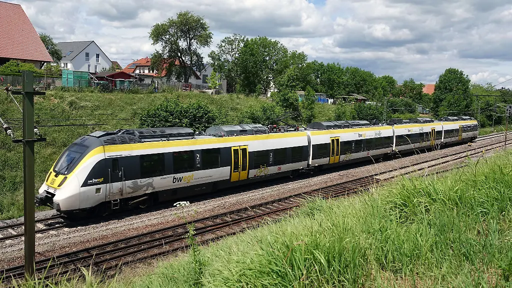 Ein-Zug-faehrt-in-Bondorf-bei-Herrenberg-auf-der-Gaeubahnstrecke-in-Baden-Wuerttemberg