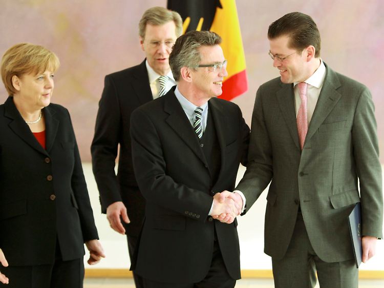 Guttenberg war am Donnerstag von Bundespräsident Wulff entlassen worden (im Beisein von Merkel und Nachfolger de Maizière).