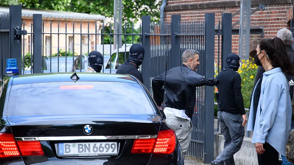 Der-Rapper-Bushido-M-kommt-unter-Polizeischutz-zum-Potsdamer-Amtsgericht