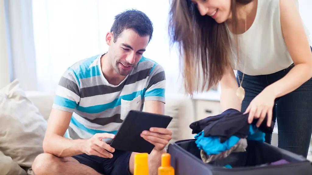 Lieber-auf-die-Basics-setzen-Schlichte-einfarbige-Kleidungsstuecke-lassen-sich-gut-kombinieren-und-in-Summe-reicht-am-Ende-dafuer-auch-ein-kleinerer-Koffer