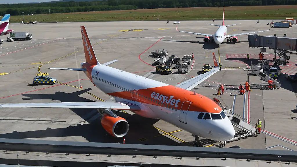 Die-fuer-Easyjet-wichtigen-Flughaefen-London-Gatwick-und-Amsterdam-begrenzen-wegen-der-Abwicklungsprobleme-am-Boden-die-Flugzahlen