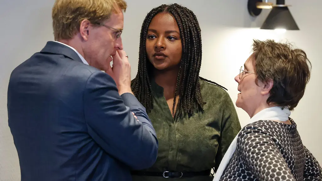 Die-Verhandlungsfuehrer-Daniel-Guenther-l-r-CDU-Ministerpraesident-von-Schleswig-Holstein-Aminata-Toure-Buendnis-90-Die-Gruenen-und-Monika-Heinold-Buendnis-90-Die-Gruenen-unterhalten-sich