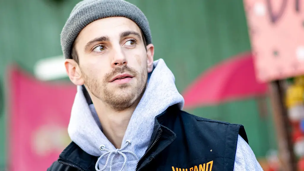 Fynn-Kliemann-deutscher-Musiker-und-YouTuber-steht-auf-seinem-Hof-Kliemannsland-im-Ortsteil-Ruespel