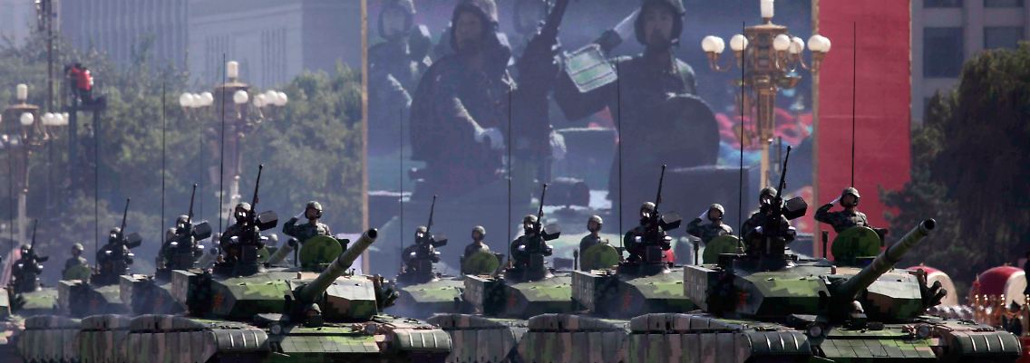 Panzerparade in Peking: China will auch militärisch zur Weltmacht aufsteigen.