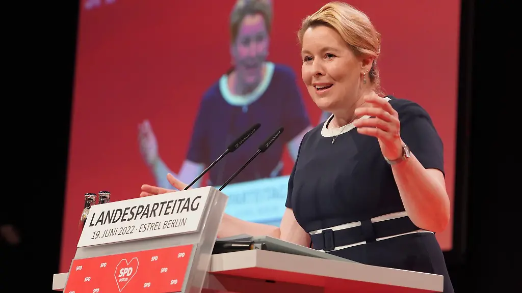 Franziska-Giffey-SPD-Regierende-Buergermeisterin-von-Berlin-spricht-beim-Landesparteitag-ihrer-Partei-im-Estrel-Hotel-zu-den-Delegierten-Im-Laufe-des-Parteitags-soll-auch-ein-neuer-Landesvorsitz-gewaehlt-werden