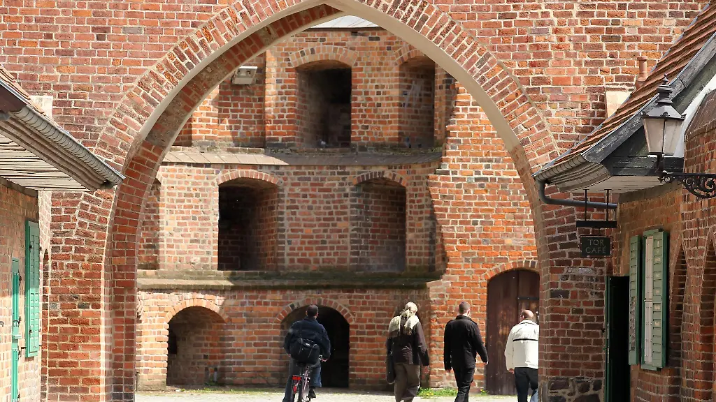 Passantinnen-und-Passanten-gehen-durch-Friedlaender-Tor-in-Neubrandenburg