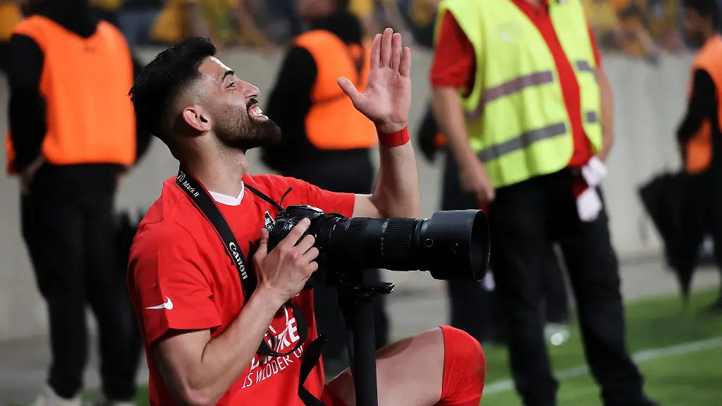 Hikmet-Ciftci-macht-mit-einer-Kamera-der-Vereinsfotografin-Bilder-nach-dem-Aufstieg