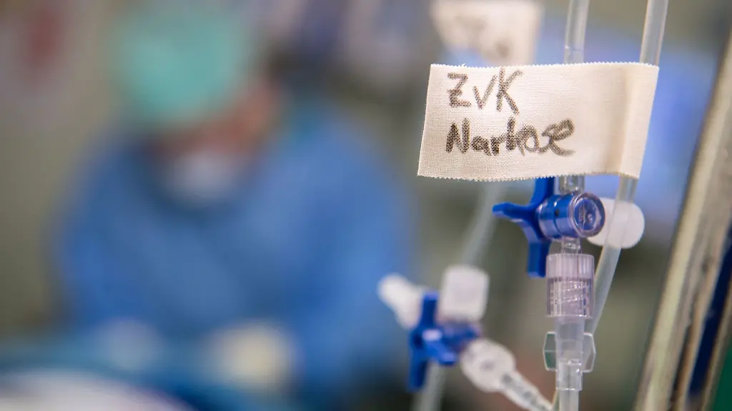 Anaesthesisten-bereiten-in-der-Anaesthesie-einen-Patient-auf-eine-Operation-vor