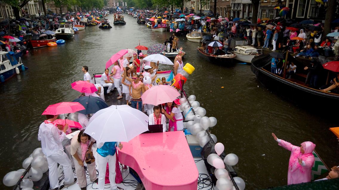 Ein Höhepunkt des Reisekalenders vieler Lesben und Schwulen: bunter Schiffskorso zum Abschluss der "Gay Pride"-Woche im August.