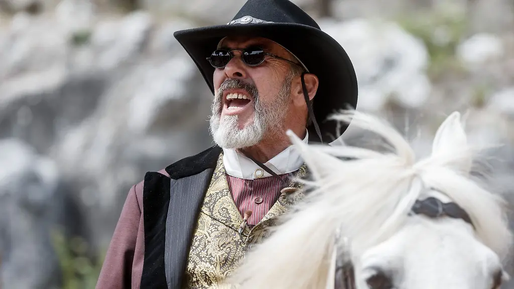 Der-Schauspieler-Sascha-Hehn-als-Grinley-der-Oelprinz-bei-der-Fotoprobe-von-Der-Oelprinz