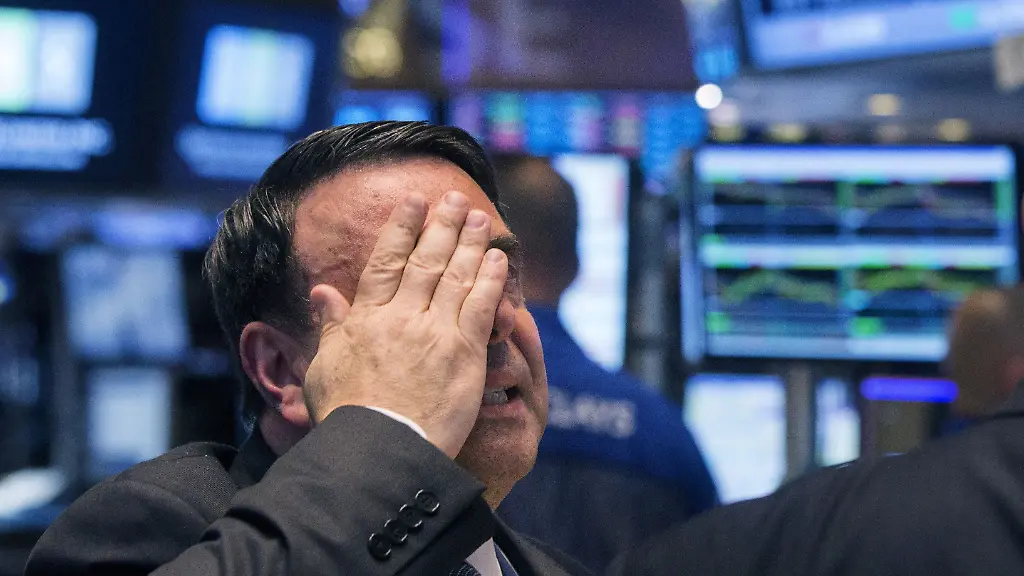 2022-06-14T132243Z-1306510111-RC2ORU9ATD5F-RTRMADP-3-USA-STOCKS-BEAR-RECESSION