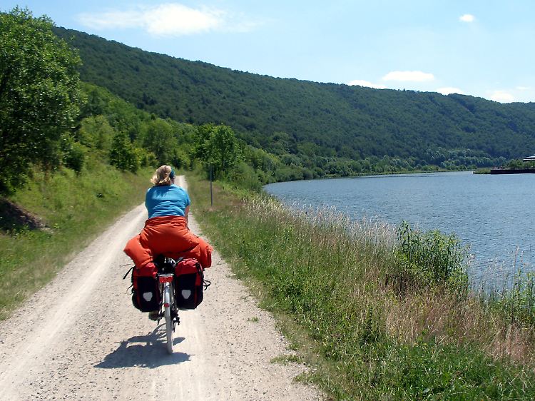 Die Altmühl fließt auf 230 Kilometern durch Bayern - die Strecke entlang des Ufers ist flach bis wellig, die Wege sind gut befahrbar.