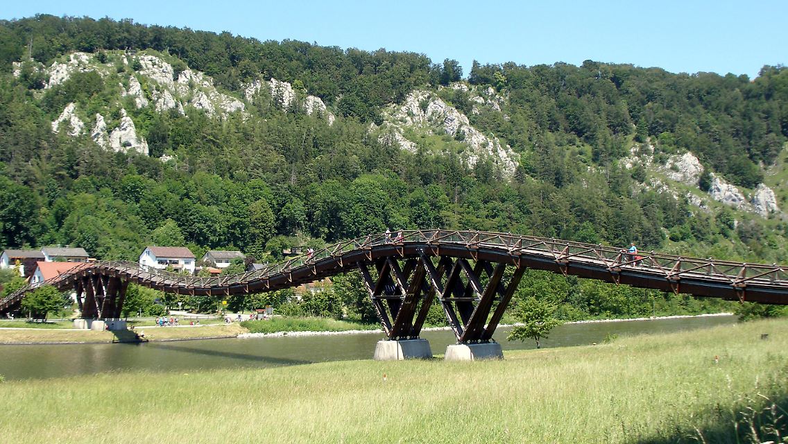 Auf dem letzten Streckenabschnitt entlang der Altmühl bis nach Kehlheim sind vor allem kulturelle Sehenswürdigkeiten interessant - dazu zählt die längste Holzbrücke Europas in Essing.