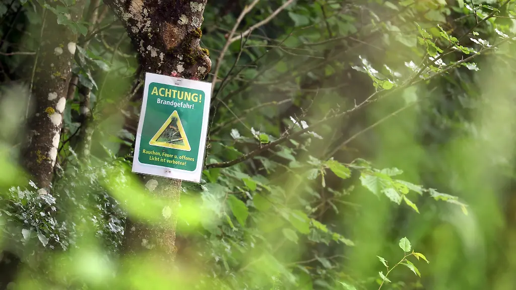 Ein-Schild-warnt-vor-Waldbraenden