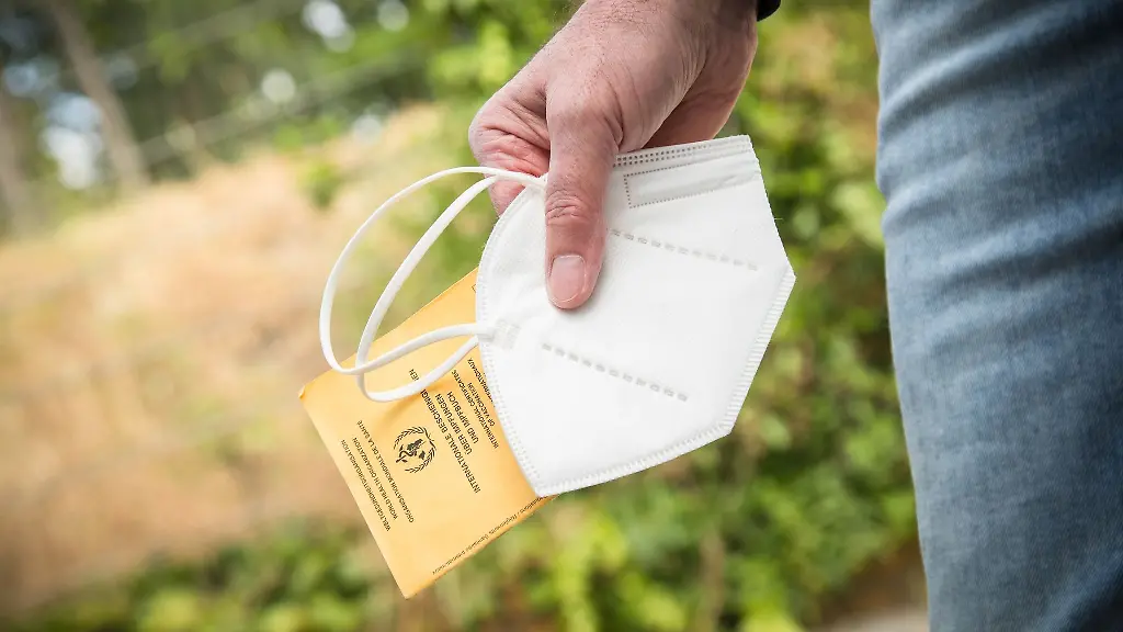 Viele-haben-den-Impfpass-eine-ganze-Weile-nicht-in-der-Hand-gehabt-Denn-Die-Stiko-empfiehlt-eine-vierte-Impfung-nur-bestimmten-Gruppen