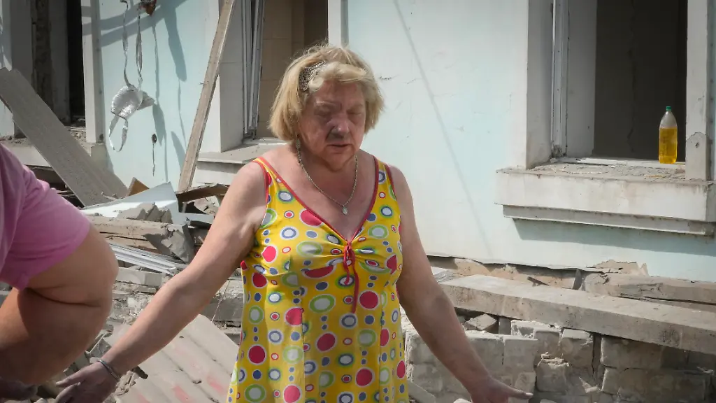 In-Lyssytschansk-werden-bei-einem-russischen-Luftangriff-Gebaeude-zerstoert