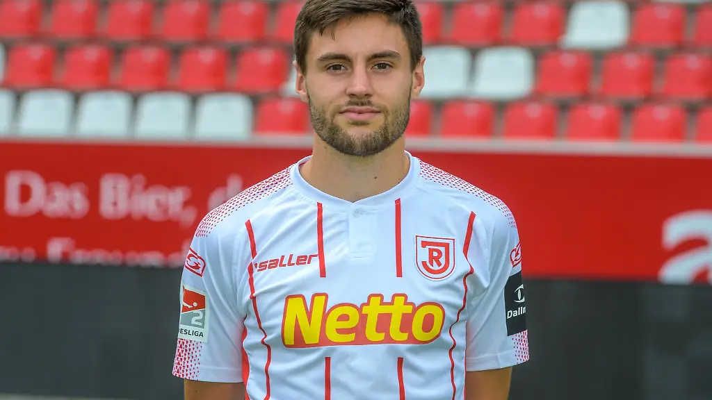 Tom-Baack-bei-einem-Fototermin-von-SSV-Jahn-Regensburg-fuer-die-Saison-2019-20
