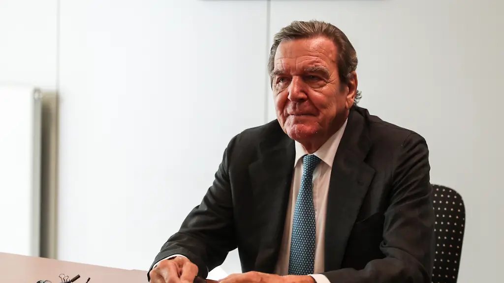 Fuer-Personalausgaben-in-Schroeders-Buero-waren-im-vergangenen-Jahr-mehr-als-400-000-Euro-aus-der-Staatskasse-geflossen