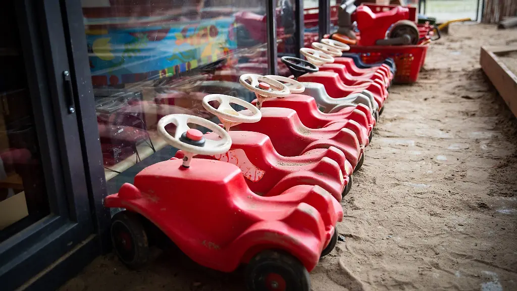 Mehrere-Bobbycars-stehen-auf-dem-Spielplatz-eines-Kindergartens