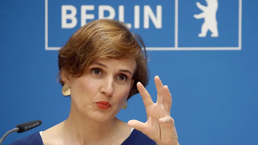 Katja-Kipping-Linke-Sozialsenatorin-spricht-waehrend-einer-Pressekonferenz
