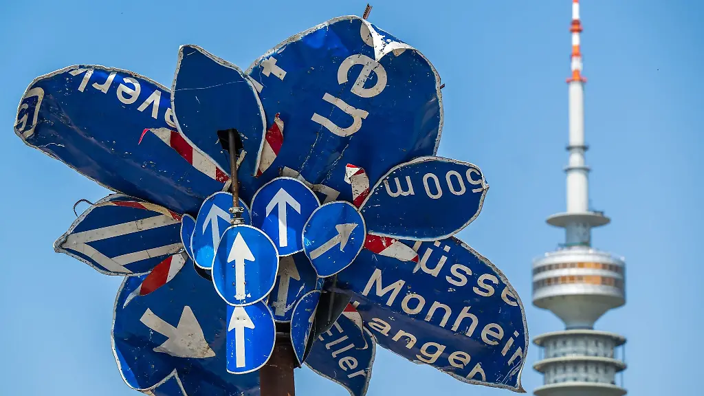 Eine-riesige-kuenstliche-Blume-aus-alten-Verkehrschildern