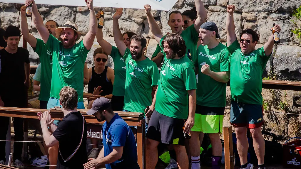 Das-Team-Nicaria-freut-sich-ueber-den-Sieg-des-Stocherkahnrennens-2022-auf-dem-Neckar