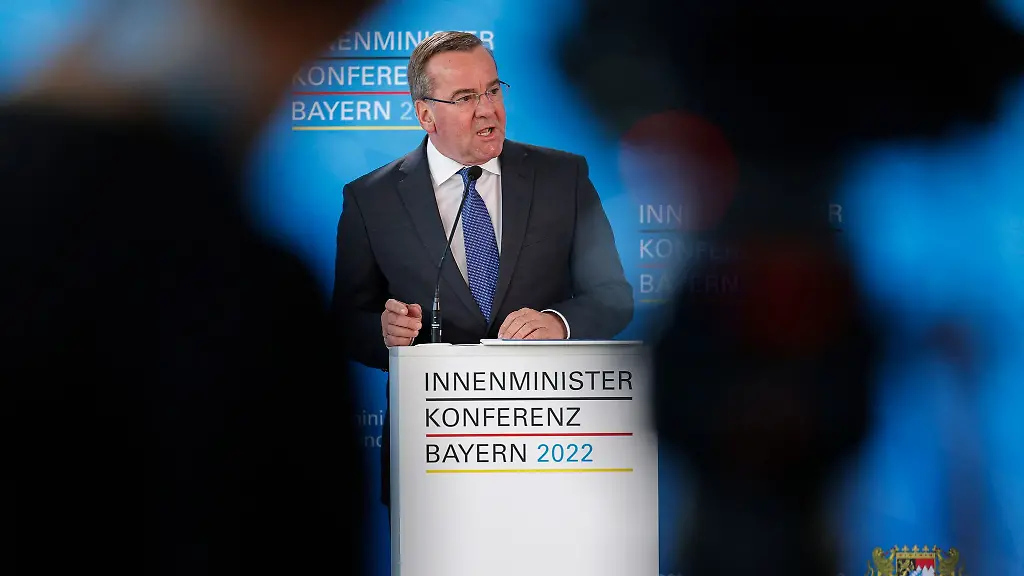 Boris-Pistorius-spricht-bei-einer-Pressekonferenz-zum-Abschluss-der-Innenministerkonferenz-IMK