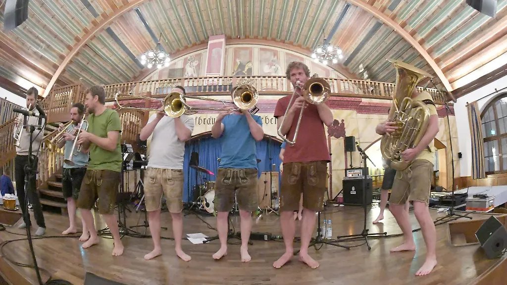 Musiker-von-LaBrassBanda-spielen-bei-einem-Konzert-im-Historischen-Festsaal-im-Hofbraeuhaus