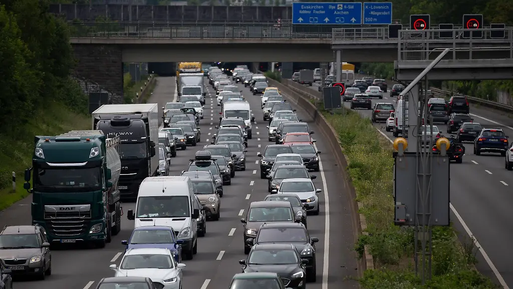 Zahlreiche-Autos-fahren-am-auf-der-Autobahn
