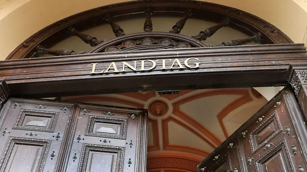 Die-Tuer-zum-Landtag-am-Schweriner-Schloss-steht-offen