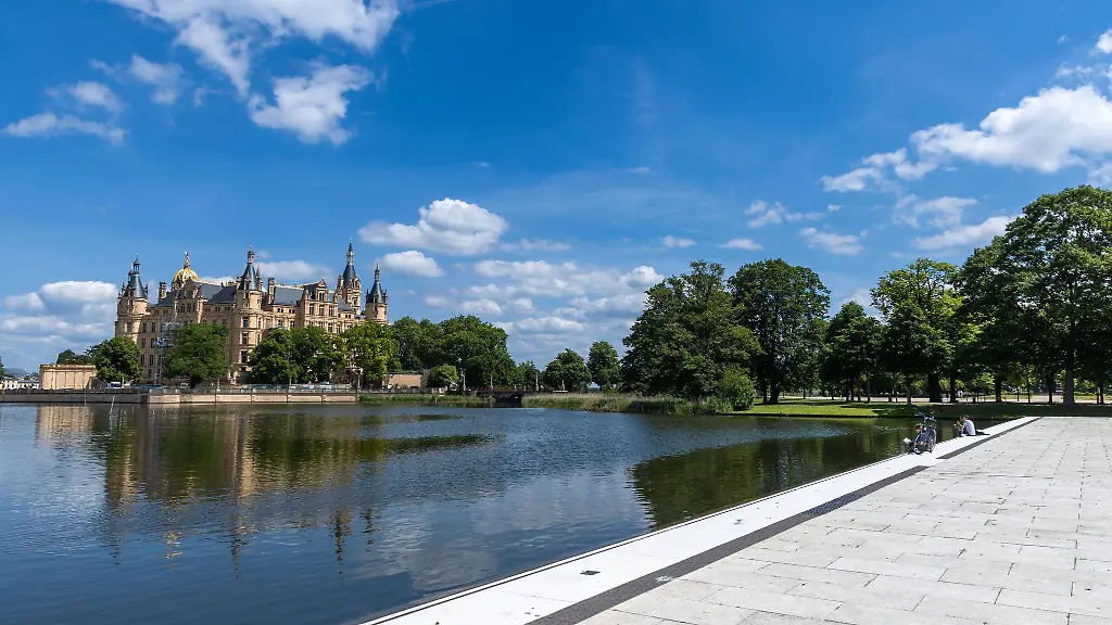 Auf-den-Schwimmenden-Wiesen-vor-dem-Schweriner-Schloss-finden-erstmals-Konzerte-und-Musicalauffuehrungen-im-Rahmen-der-Schlossfestspiele-statt