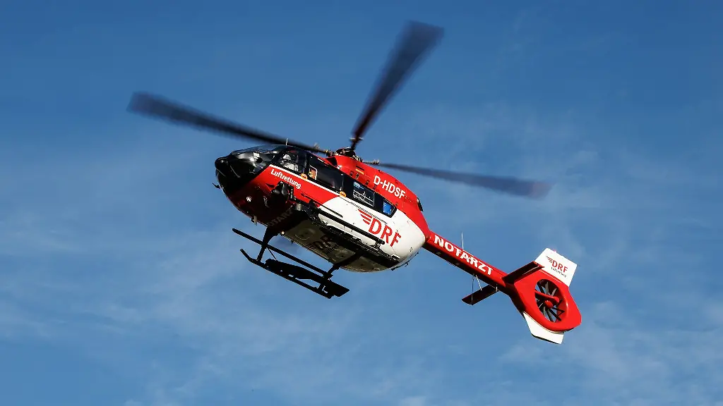 Ein-Rettungshubschrauber-setzt-zur-Landung-an