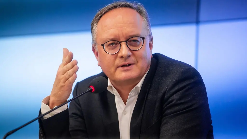 Der-SPD-Fraktionvorsitzende-im-Landtag-von-Baden-Wuerttemberg-Andreas-Stoch-spricht-bei-einer-Pressekonferenz