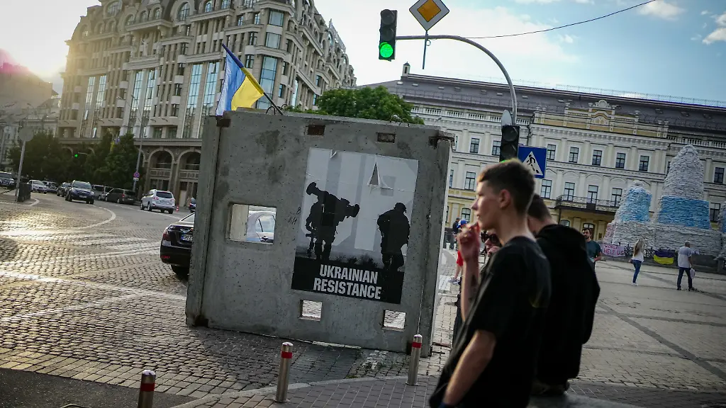 Eine-Strassenbunkeranlage-in-Kiew