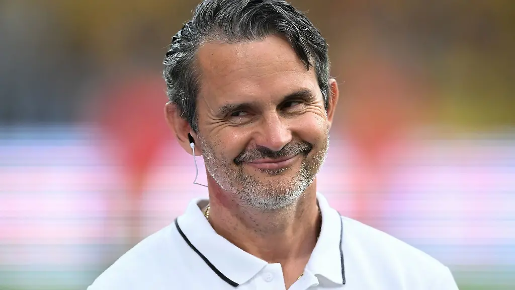 Kaiserslauterns-Trainer-Dirk-Schuster-vor-Beginn-einer-Partie