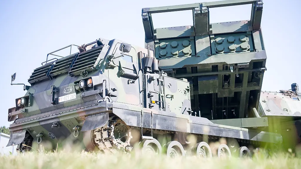 Ein-Raketenwerfer-Mars-II-in-der-Alb-Kaserne