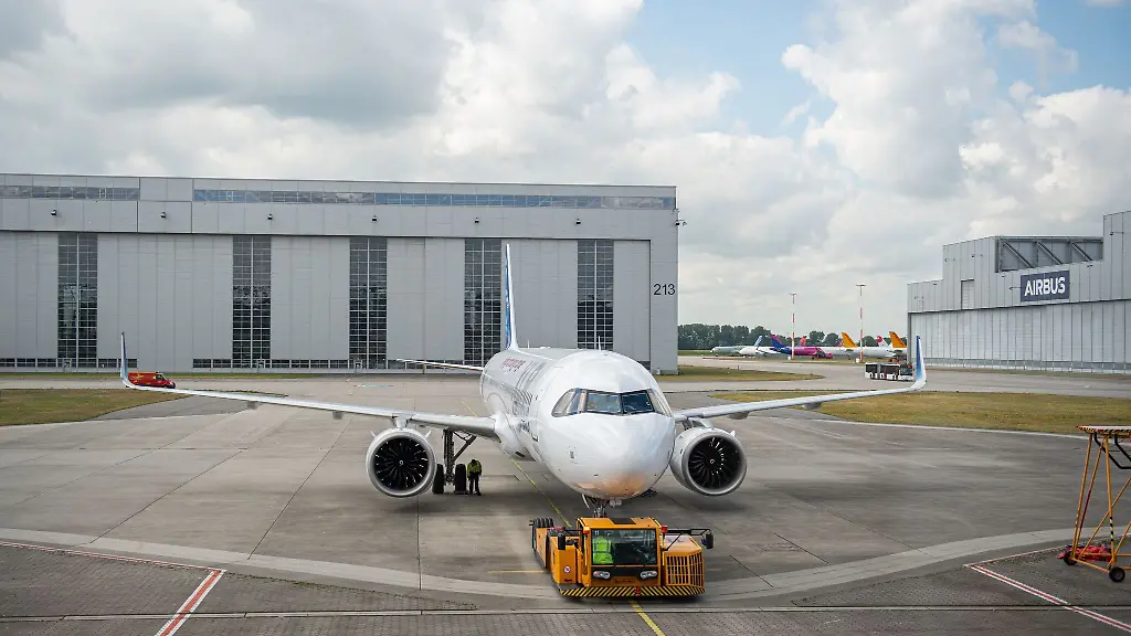 Ein-Airbus-A321XLR-steht-auf-dem-Airbus-Standort-Finkenwerder