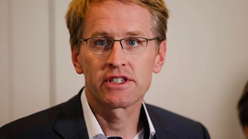 Daniel-Guenther-CDU-Ministerpraesident-von-Schleswig-Holstein-spricht-zu-Journalisten