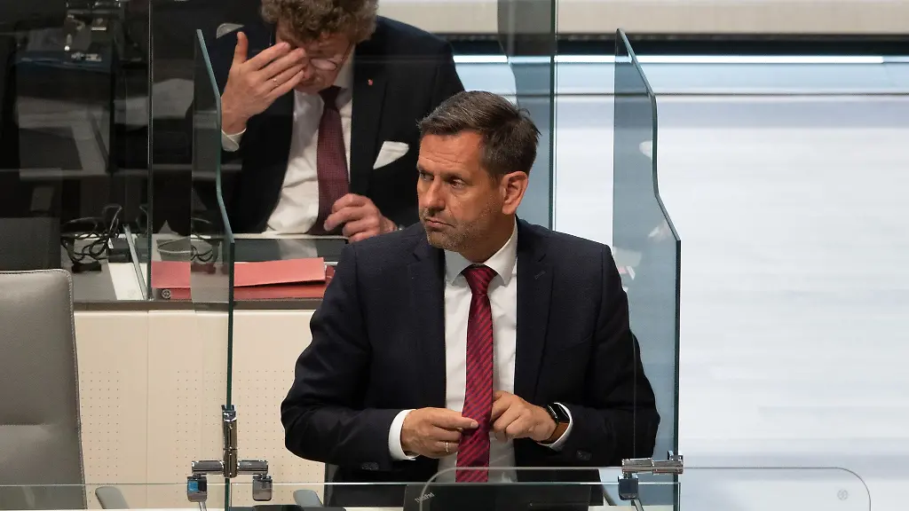 Olaf-Lies-SPD-Umweltminister-von-Niedersachsen-sitzt-im-Plenarsaal-des-Niedersaechsischen-Landtags