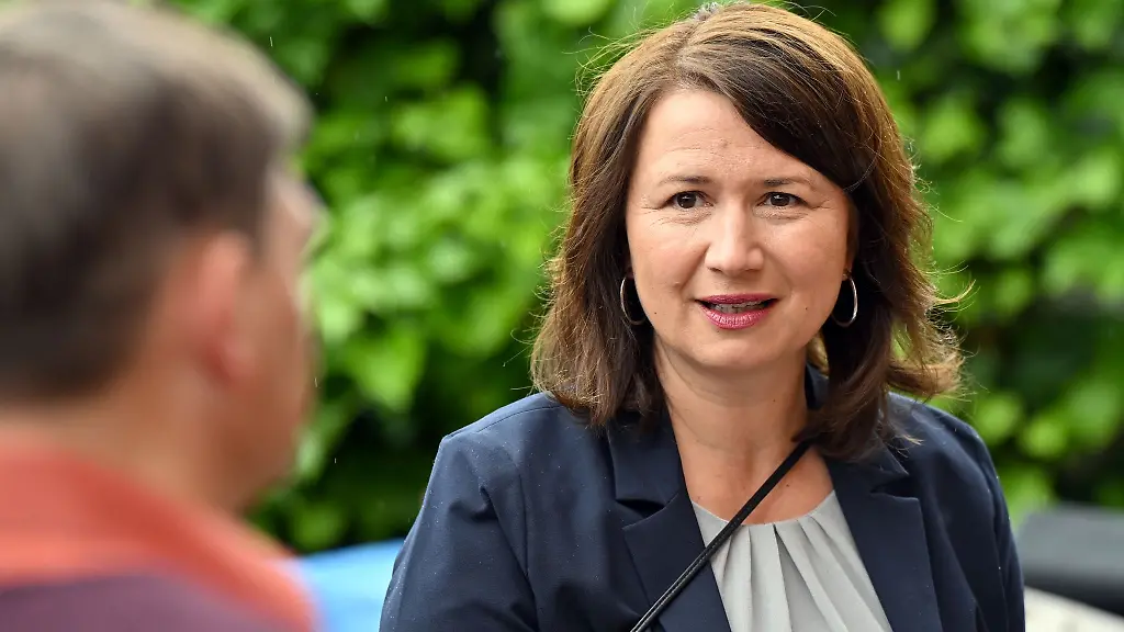 Anja-Siegesmund-beim-Besuch-einer-Werkstatt-der-Erfurter-Reparatur-Initiative-BSR-Build-Share-and-Repair