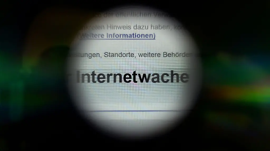 Blick-auf-den-Schriftzug-Internetwache-auf-einem-Bildschirm