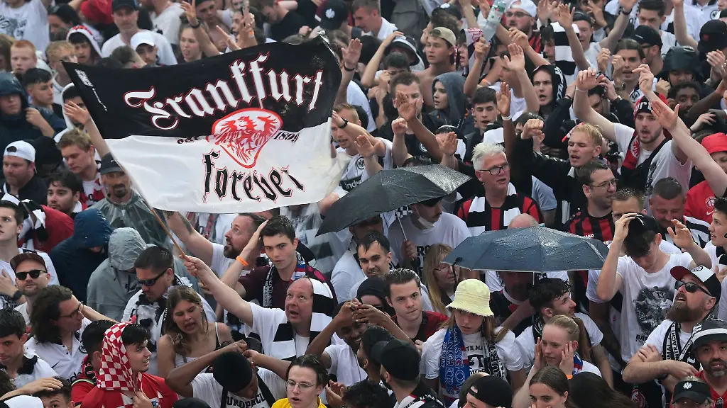 Fans-schuetzen-sich-vor-dem-Regen-und-feiern-auf-dem-Frankfurter-Roemer