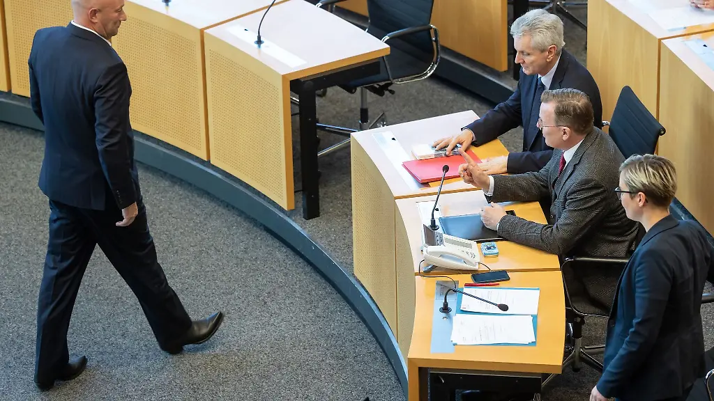 Thomas-Kemmerich-l-auf-dem-Weg-zum-dritten-Wahlgang-der-Ministerpraesidentenwahl-in-2020