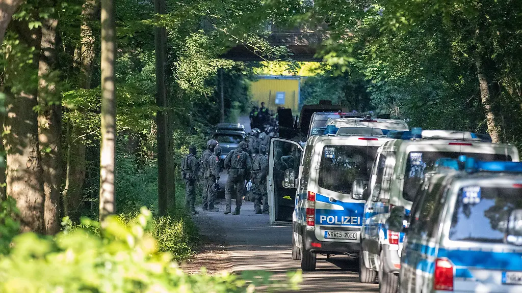 Eine-Reihe-von-Polizeiautos-steht-am-Einsatzort