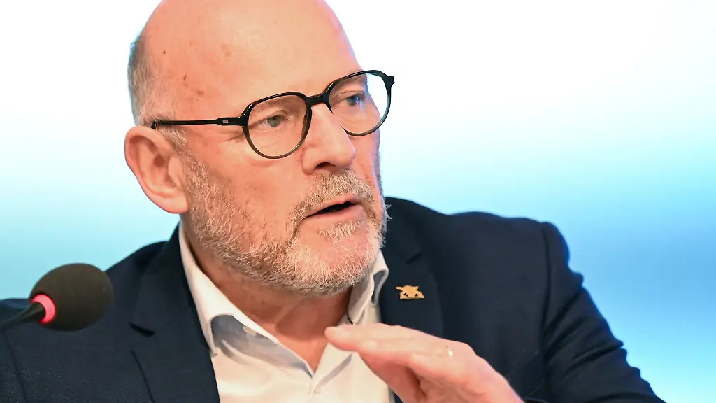 Winfried-Hermann-Buendnis-90-Die-Gruenen-Verkehrsminister-von-Baden-Wuerttemberg