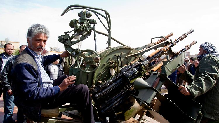 Übergelaufene Soldaten erklären die Aufständigen, wie sie die Waffen benutzen.